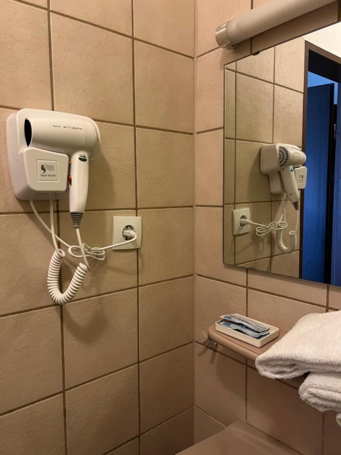 Hotel Am Flughafen Colonia Esterno foto